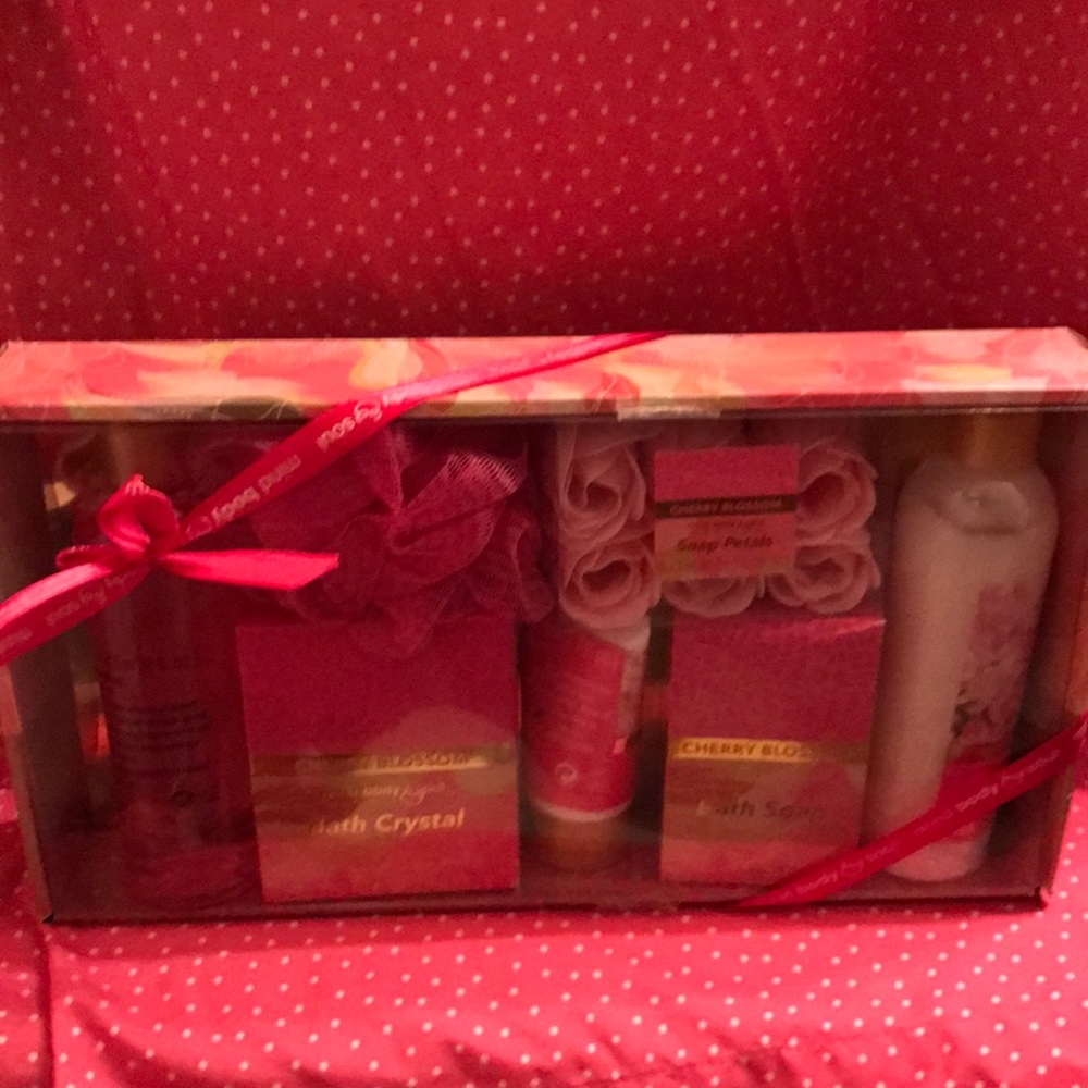 MIND BODY SOUL BATH SET price firm Mother's Day 💕